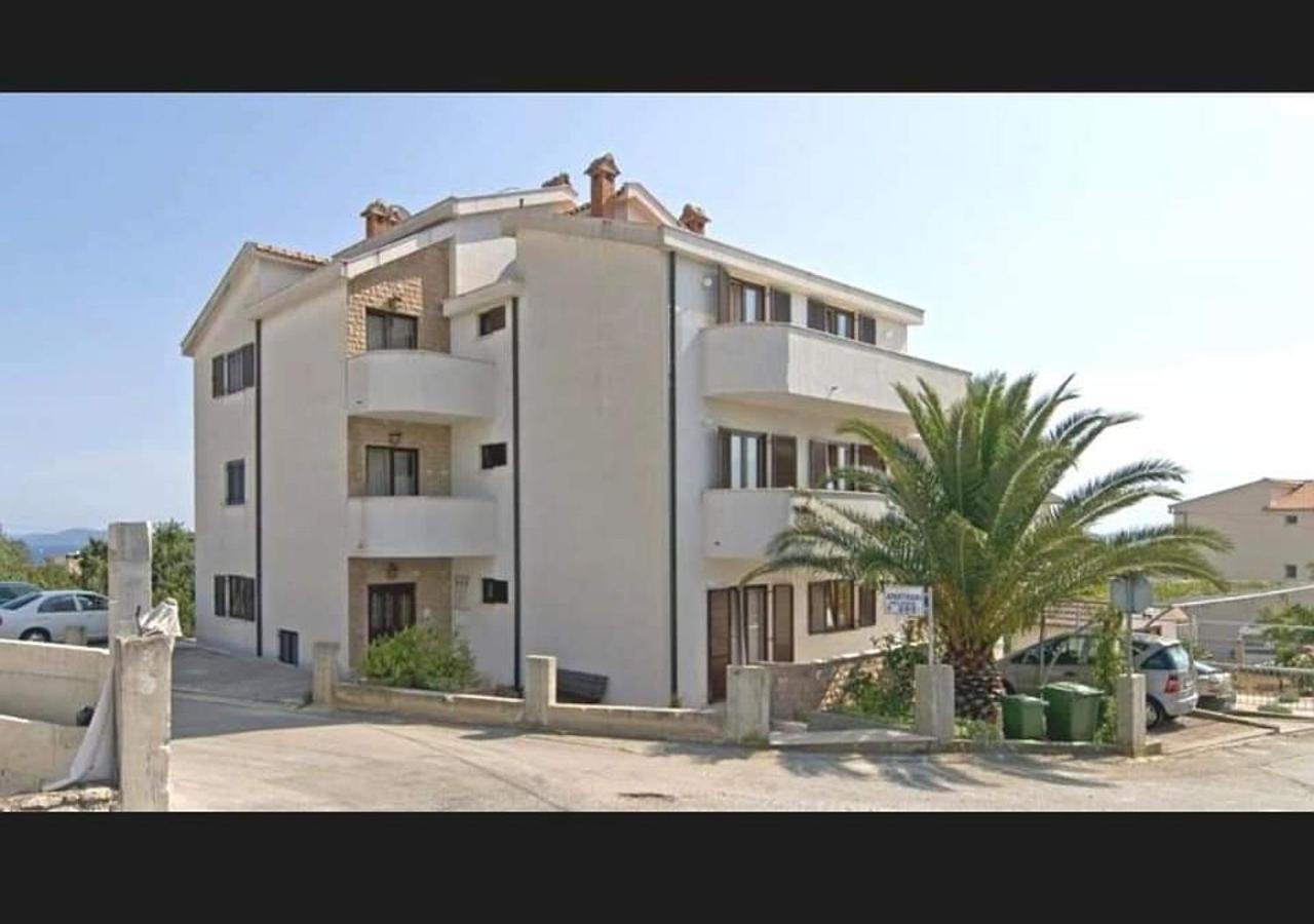 Apartment With Heated Pool And Sea View Trogir Eksteriør bilde