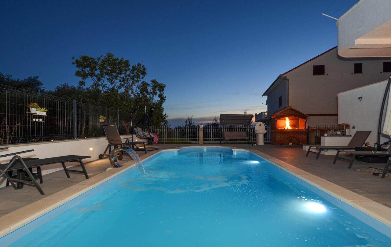Apartment With Heated Pool And Sea View Trogir Eksteriør bilde