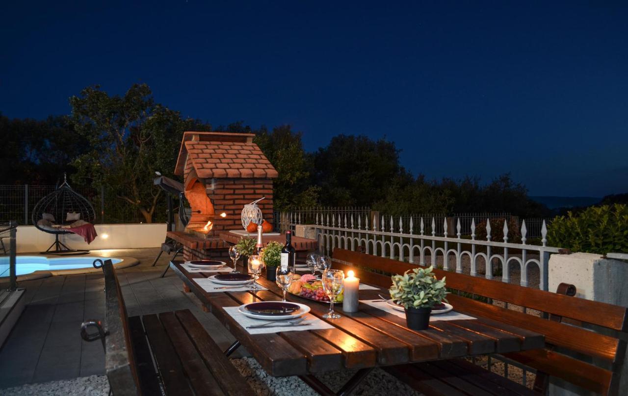 Apartment With Heated Pool And Sea View Trogir Eksteriør bilde