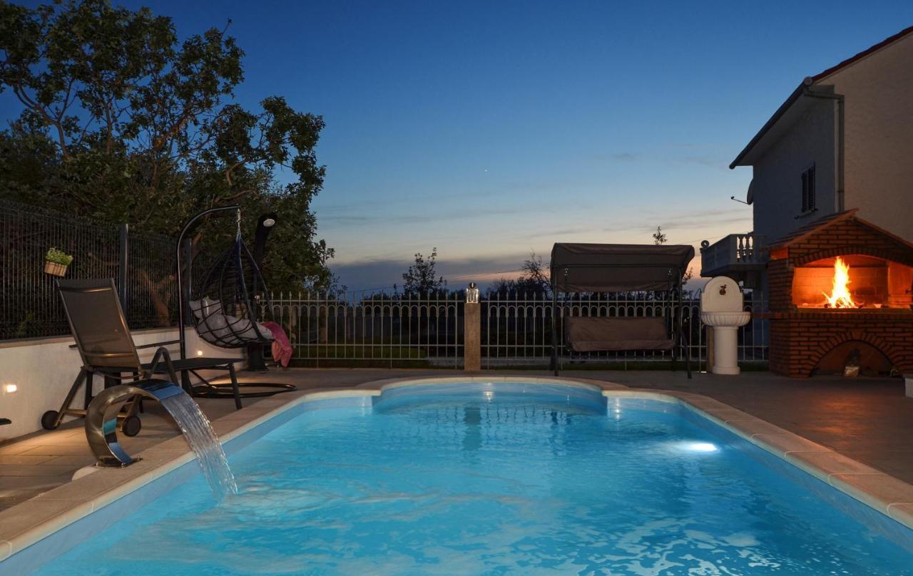 Apartment With Heated Pool And Sea View Trogir Eksteriør bilde